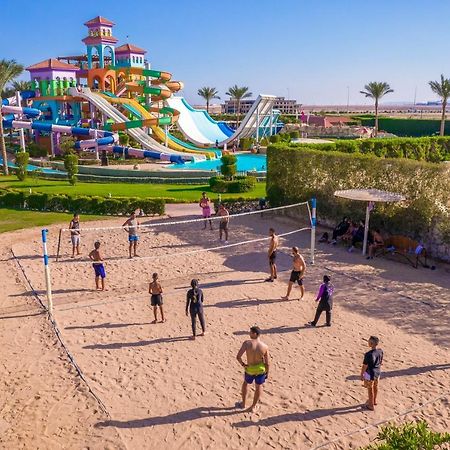 Charmillion Club Aquapark Hotel ชาร์มเอลชีค ภายนอก รูปภาพ Tourists playing beach volleyball in Egypt