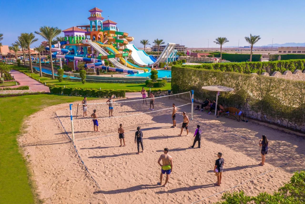 Charmillion Club Aquapark Hotel ชาร์มเอลชีค ภายนอก รูปภาพ Tourists playing beach volleyball in Egypt