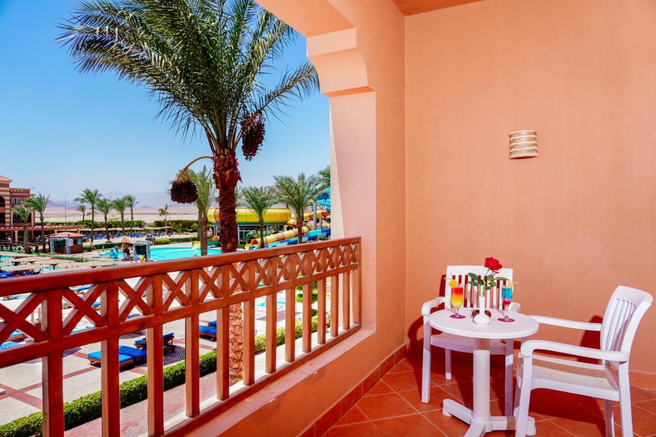 Charmillion Club Aquapark Hotel ชาร์มเอลชีค ภายนอก รูปภาพ A balcony
