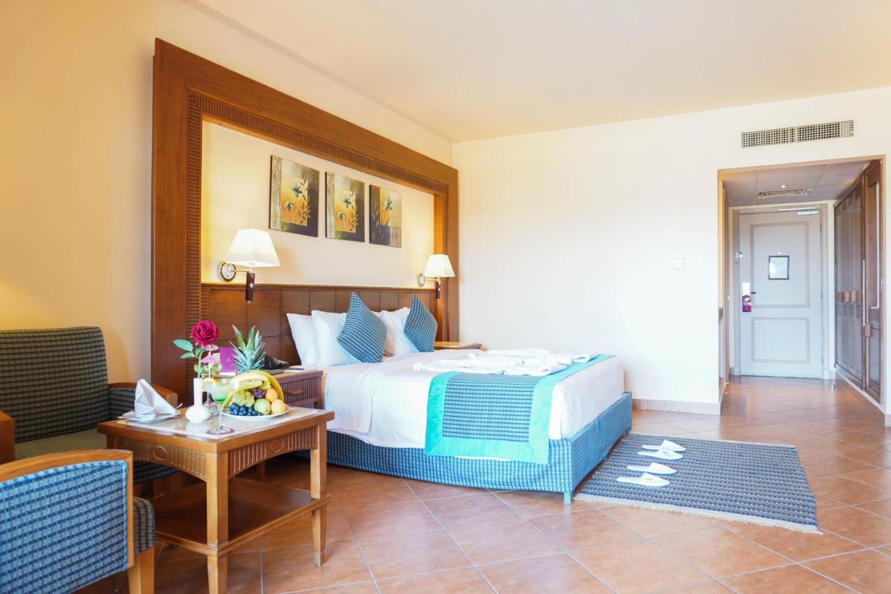 Charmillion Club Aquapark Hotel ชาร์มเอลชีค ห้อง รูปภาพ A room at the Hilton Sharm El Sheikh