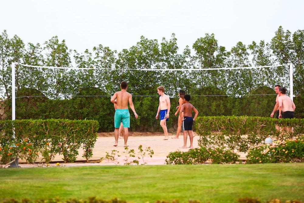 Charmillion Club Aquapark Hotel ชาร์มเอลชีค ภายนอก รูปภาพ Volleyball at the beach